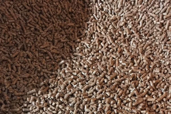 De cilindervormige korrels van samengeperst hout, houtpellets, kunt gebruiken voor de pelletkachel